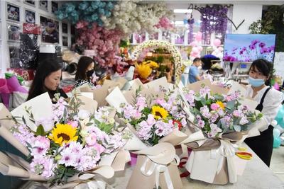 三八節(jié)花市探訪 玫瑰康乃馨價(jià)格創(chuàng)新高，DIY插花引領(lǐng)消費(fèi)新潮流